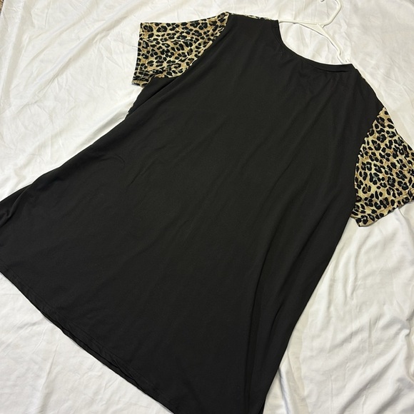 SHEIN Black and cheetah print t-shirt dress. - Picture 3 of 3